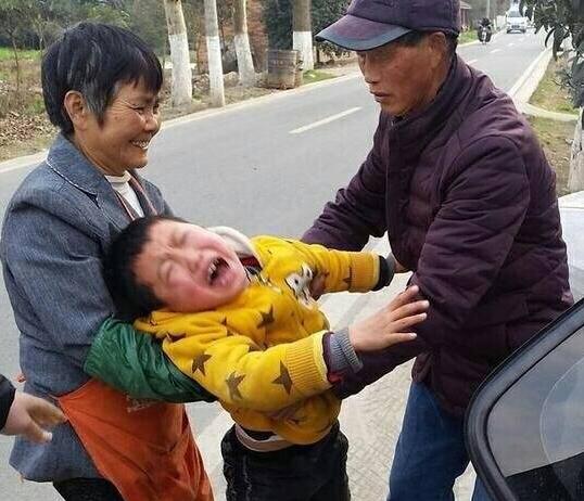 农村人回家过年如走亲戚,床还没睡热又走了