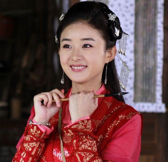 《追鱼传奇》终于脱去笨笨的头饰,一袭红装,颖宝好可爱.