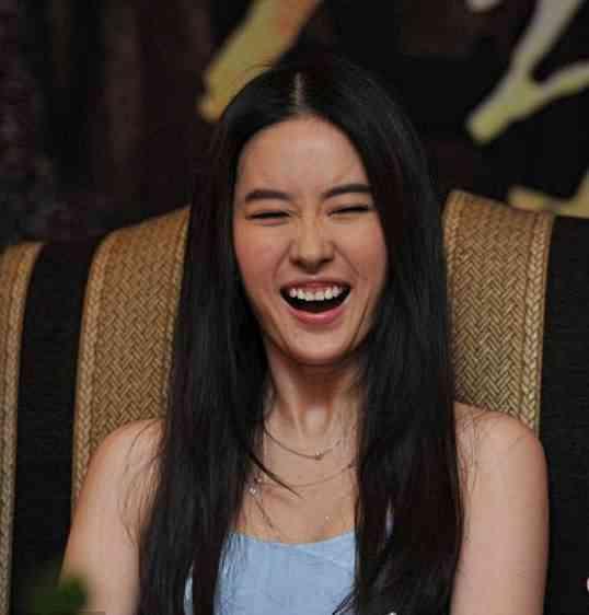 女星的身体缺陷:唐嫣丑牙,林允脚大,她竟没子