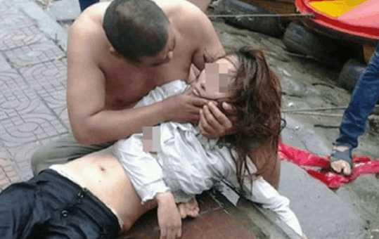 男子街上见一女子摔倒,将她身体翻过来后,男子吓的连连后退