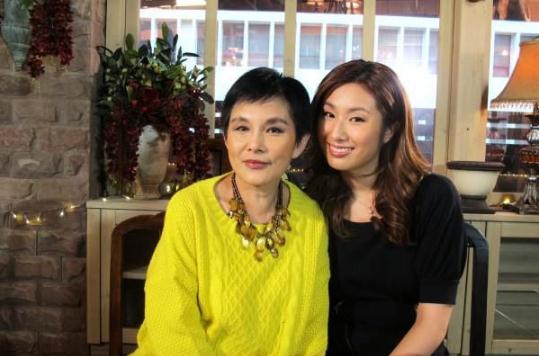 母亲是一线花旦,她当龙套多年,被高层看中后,豪