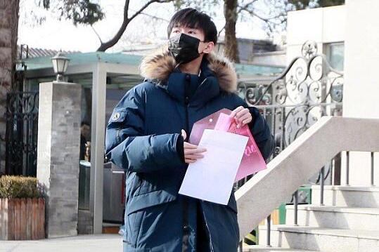 易烊千玺报考中央戏剧学院,网友不解:为何不考王俊凯北电呢?