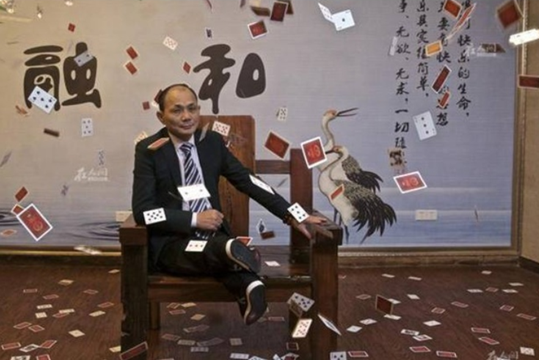 他曾经是亚洲赌王,因出老千双腿被废,重出江