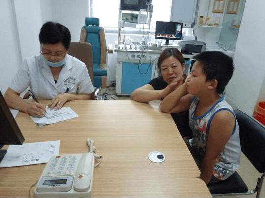 孩子天天抠鼻子,睡觉喘粗气,医生说怎么不早来