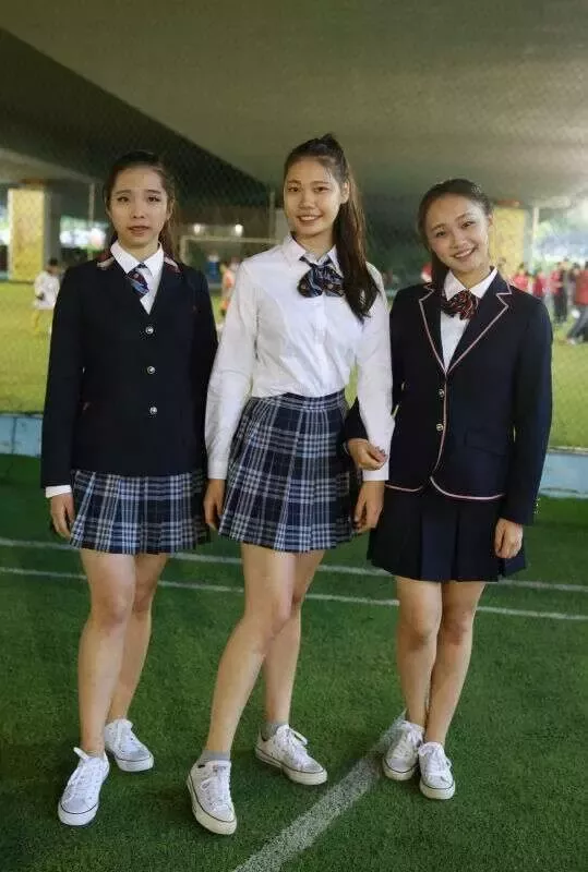 为什么中国校服没有像日韩的那样漂亮?美国知乎网友:因为中国穷