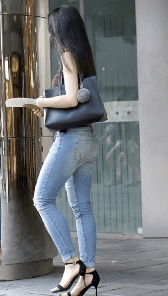 小学街拍:重点穿紧身牛仔裤圆润翘臀完美展现路人美女区区长宁图片