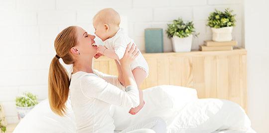 宝宝出生第一天该怎么喂养,母乳喂养的八大好