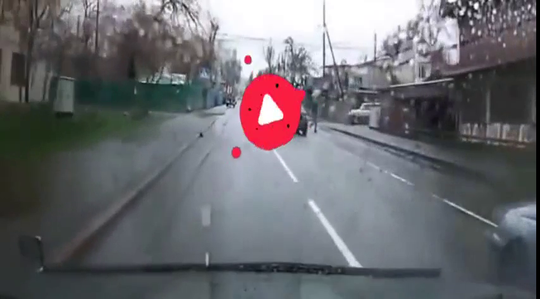 丰田SUV作死抢道，福特猛禽女司机选择直上去，接下来太惨！