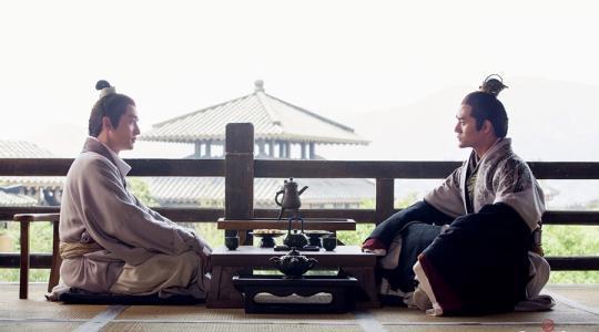 从什么时候开始皇帝上朝需要官员下跪?下跪原因何在？