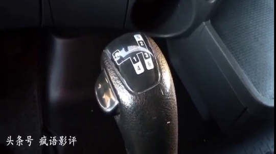 司机驾驶斯堪尼亚12速大卡车，看看他是如何换挡的？