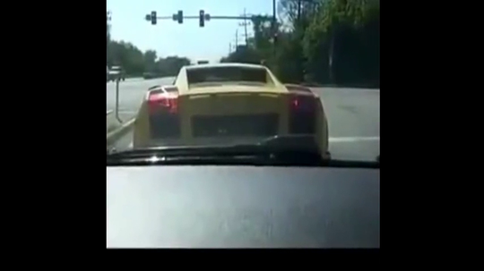 这跑车在等红灯，绿灯亮了跟在后面的车上的人笑翻了