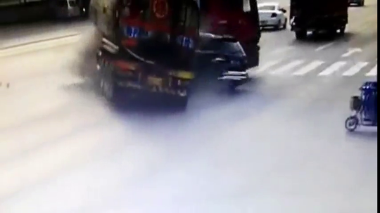 本以为40吨重的油罐车会让着SUV，结果没给自己踩刹车的机会