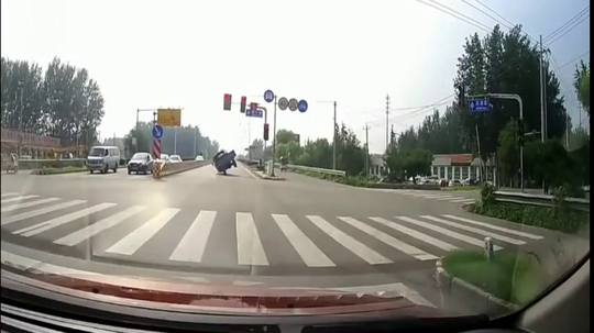 凯迪拉克SUV肆无忌惮逆行，暴脾气的我这么逼停他算危险驾驶吗