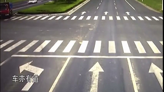 时速88冲出一辆大货车，SUV没敢动方向盘
