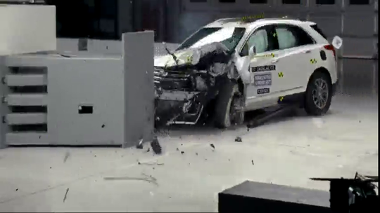 碰撞测试：凯迪拉克XT5 vs 奔驰GLC，豪华中型SUV你选谁？