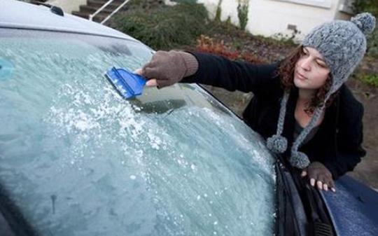 车窗玻璃为什么是外侧结霜，而不是内侧？怎么清除？