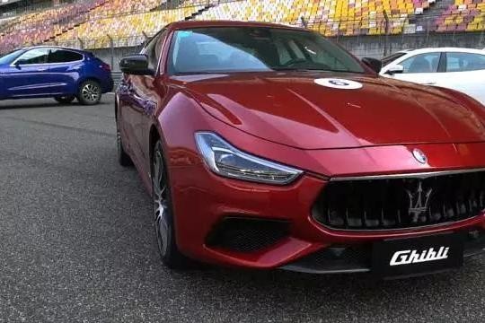 穿着西装的绅士也能在赛道上撒野