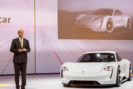 Mission E是保时捷电动车开山之作，也预示其大排量自吸梦的破碎