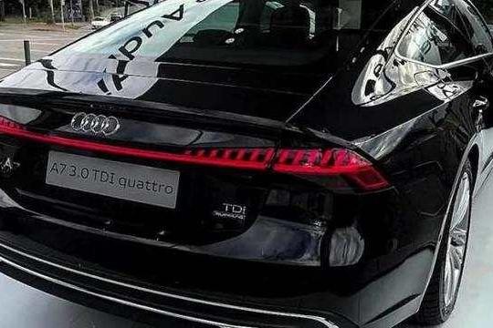 全球首台19款奥迪A7到店, 内饰科技感爆棚, 奔驰S级都不好卖了