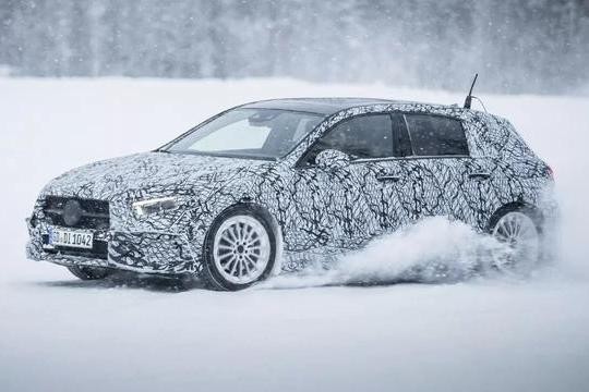 奔驰A级要把对手赶尽杀绝，甚至连自家兄弟都不留活路！