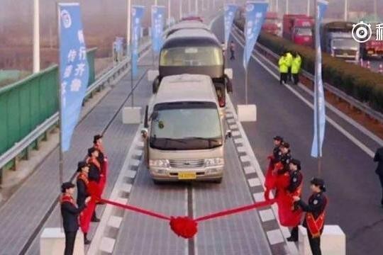 国产这次彻底威武！全球首段光伏高速路亮相山东，边走边充不是梦
