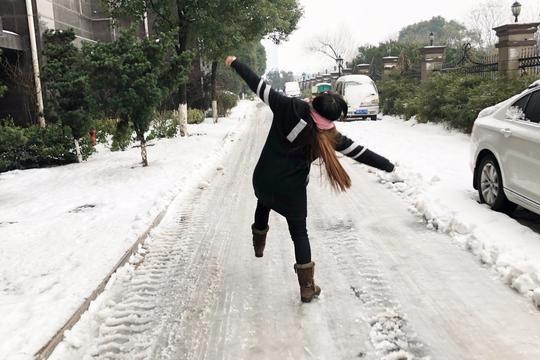 下雪了路滑很容易摔跤，试试这个小窍门，用2根绳子就能防滑倒