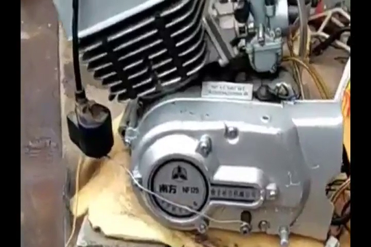 农村摩配店发现一台库存全新的南方125摩托车发动机