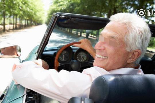 这位大爷很好的诠释了，什么叫摇滚不死！