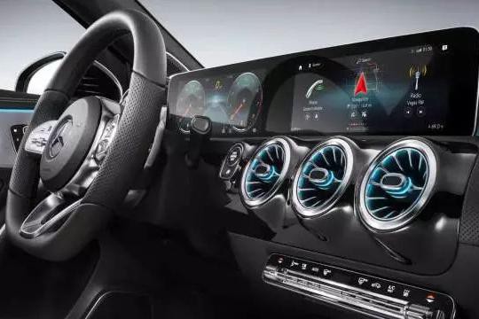 奔驰A级放大招，单看内饰就赢了