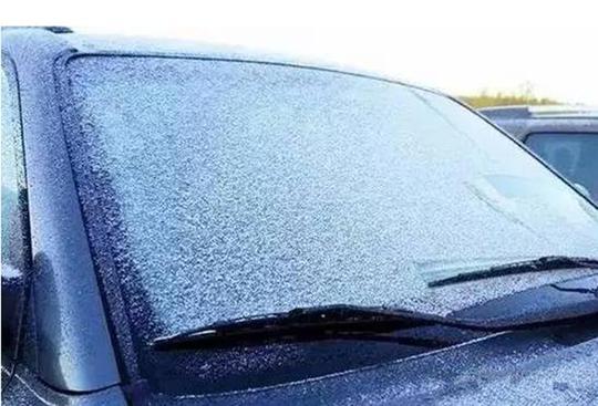 车窗玻璃为什么是外侧结霜，而不是内侧？怎么清除？