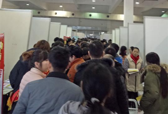 郑州中博人才市场招聘会现场图片