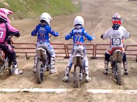 比赛还没开始已经笑的不行了 摩托小选手们太能搞笑了