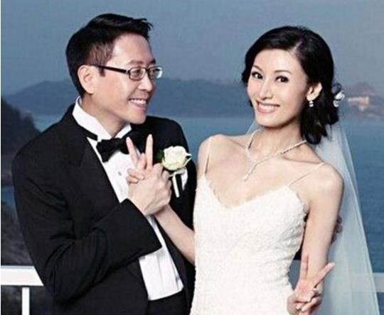 黎姿跟老公逛街，老公的这一细节让人佩服，难怪黎姿会嫁给他！