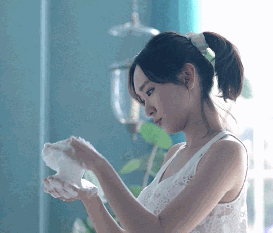 搞笑gif图:这么顺的头发,不用看脸一定是美女!