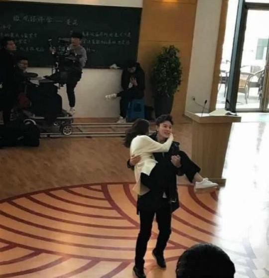 贾乃亮与王鸥在片场玩起了“公主抱”，王鸥笑的像个小女生一样!