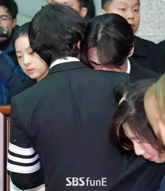 金钟铉今日出殡，珉豪捧牌位SJ抬棺，泰妍允儿等艺人泣不成声