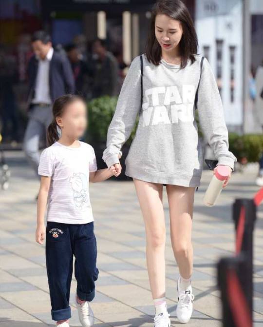 街拍:30岁的辣妈带着孩子出门,依然有少女的风