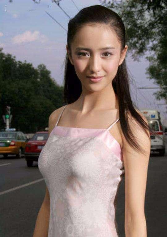 佟丽娅哪怕放在美女如云的娱乐圈中也是顶尖级别的美女,并且属于那种