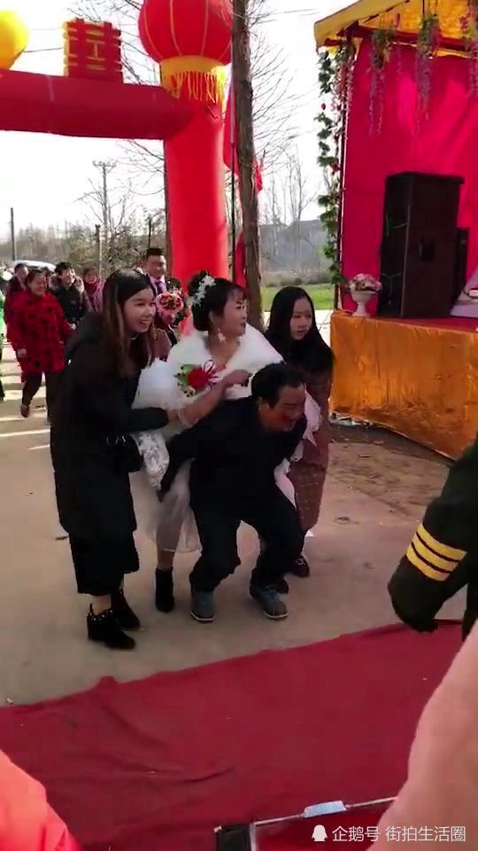 儿子结婚,公公背儿媳妇,打破风俗习惯
