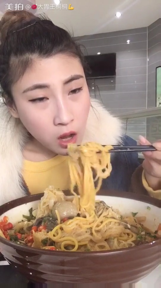 吃播 大胃王桐桐 麻辣烫 猪头肉