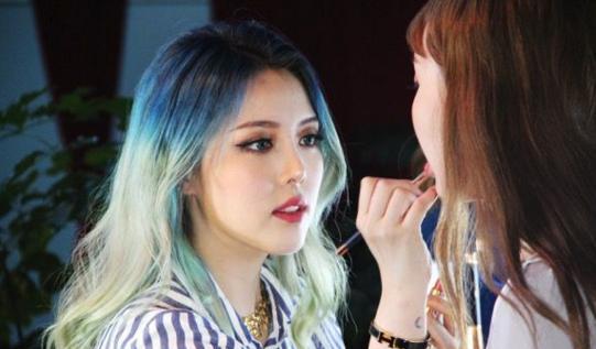 网红主播出场费曝光比明星还贵 美妆直播靠什