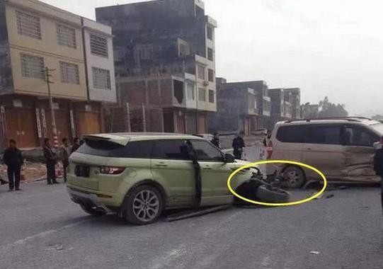 路虎极光和五菱宏光相撞，路虎车主无奈，五菱车主也很无奈