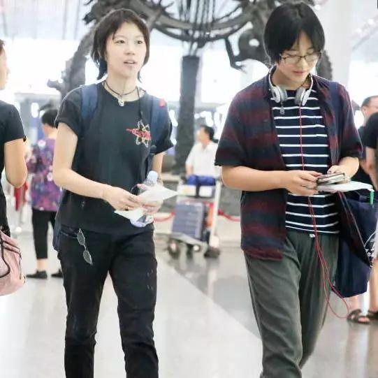 窦唯二女儿改名窦佳嫄正式出道,窦靖童为妹妹卖力打call