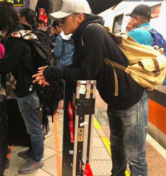 窦靖童背吉他出游是像窦唯?其实她和谢霆锋背的是同一