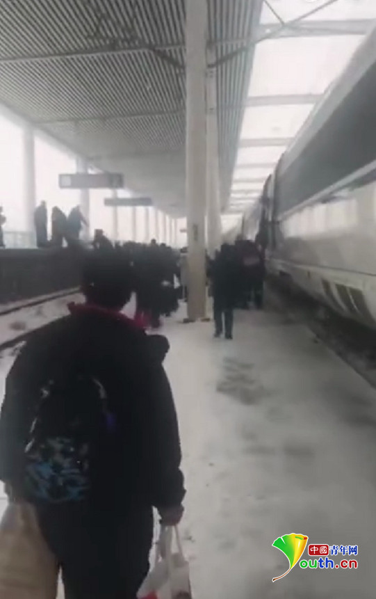 青岛至杭州g281次高铁起火 乘客大雪中疏散 多趟列车停运