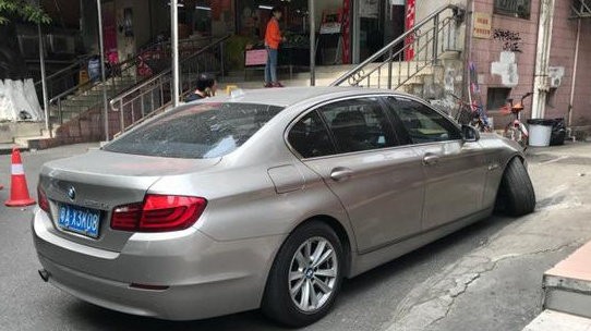 国产宝马525Li打个方向下支臂就断了，其实坑人的不是别人