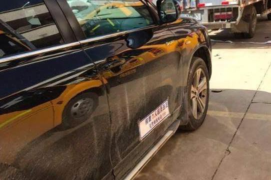 丰田汉兰达车管所年检被贴字，车主：为何私家车也要贴