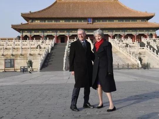 梅姨光腿游故宫 网友:秋裤了解一下