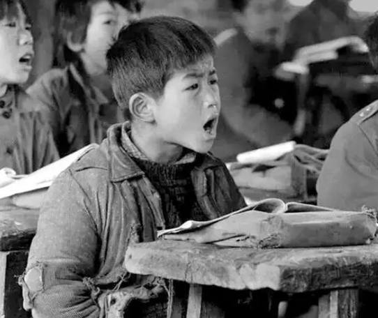 老照片直击:80年代农村儿童生活状态,看完后我沉默