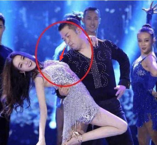 女明星被袭尴尬穿帮大合集,孙俪热巴赵丽颖怎么可以摸